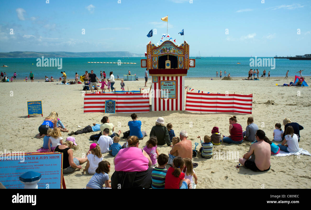 Punch und Judy Show am Strand von Weymouth, Dorset. Stockfoto