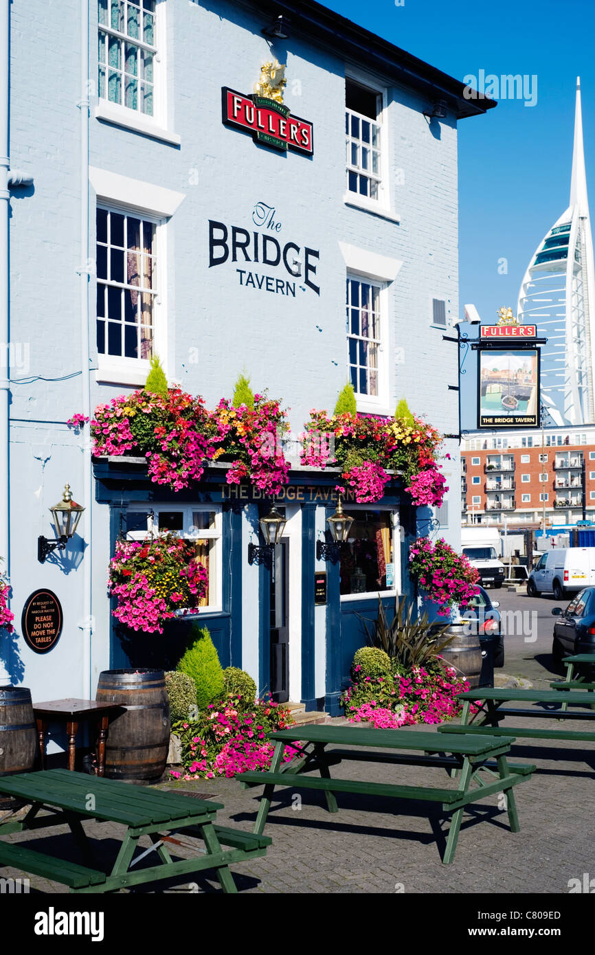 traditionelle Gastwirtschaft der Brücke-Taverne im alten Portsmouth England uk Stockfoto