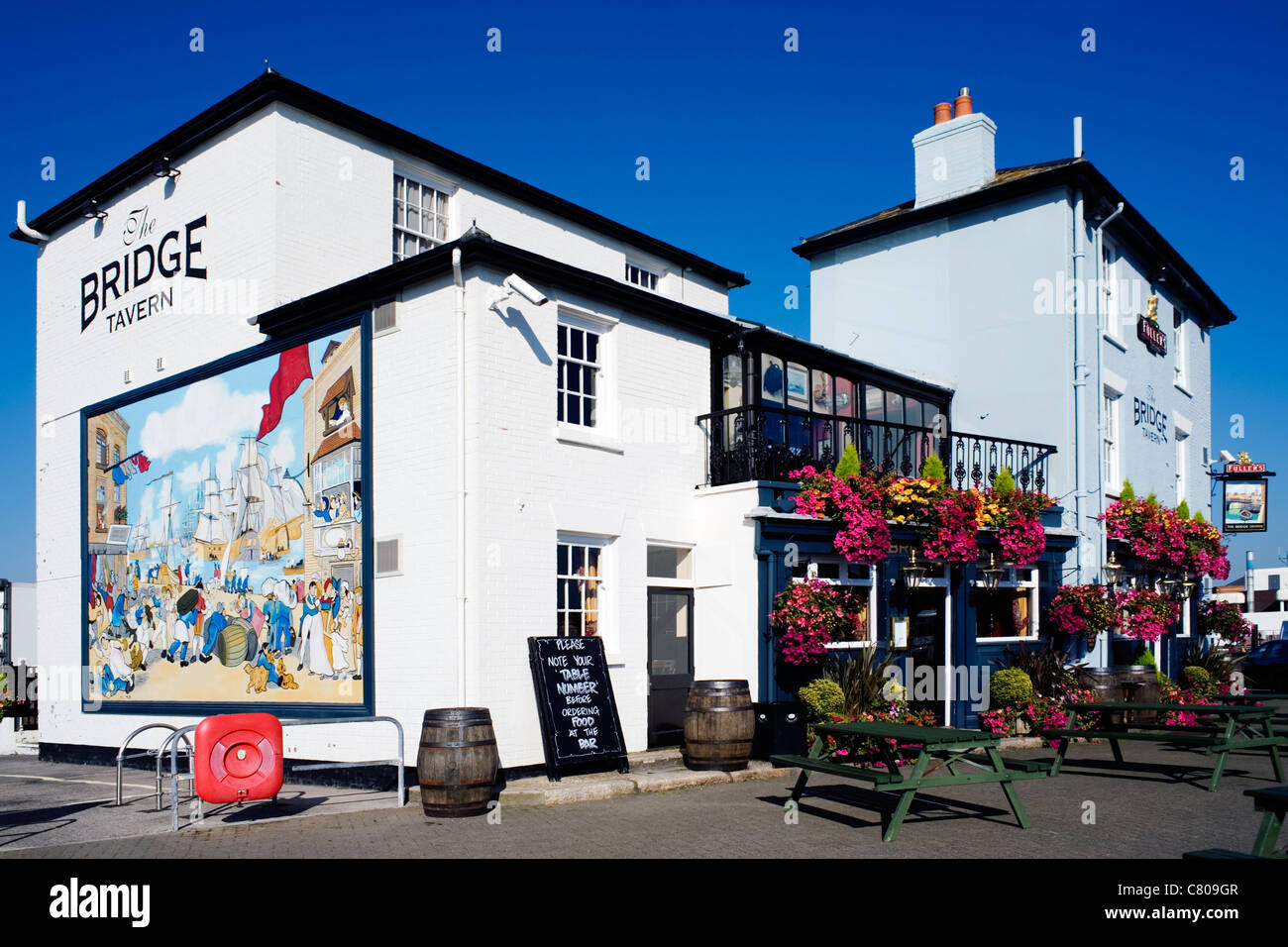 traditionelle Gastwirtschaft der Brücke-Taverne im alten Portsmouth England uk Stockfoto