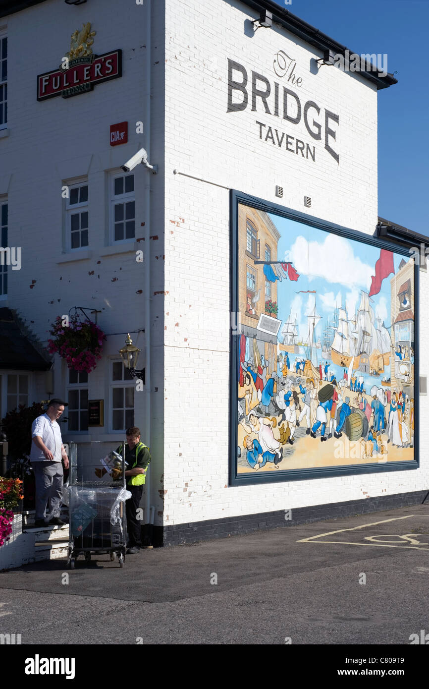 traditionelle Gastwirtschaft der Brücke-Taverne im alten Portsmouth England uk Stockfoto