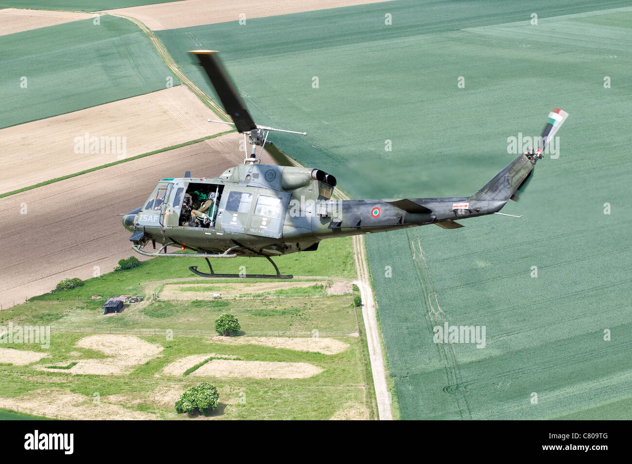 Eine italienische Luftwaffe AB-212ICO Hubschrauber während einer Personal-Erholung-Mission auf NATO Tiger treffen 2011 in Frankreich. Stockfoto