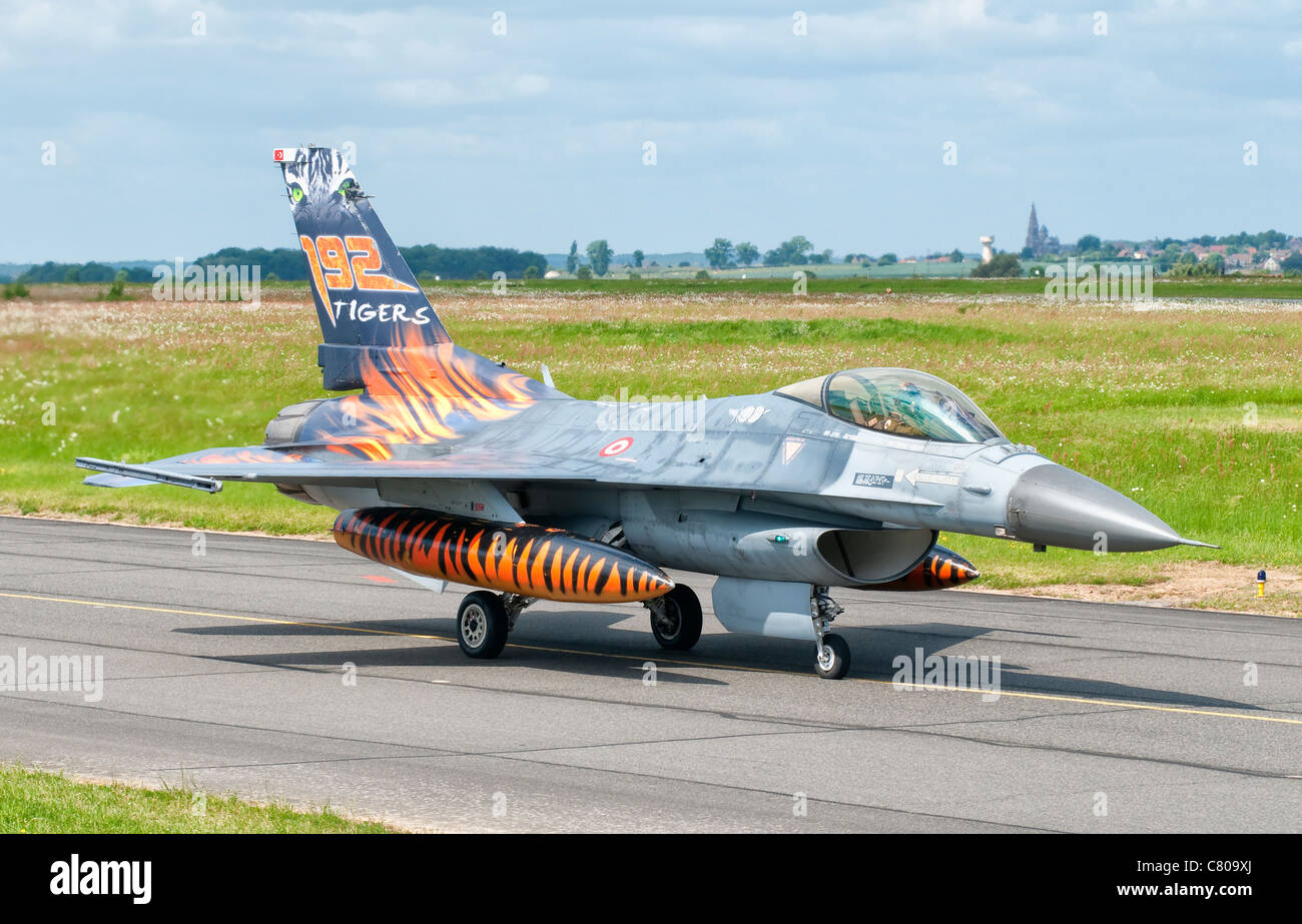 Eine türkische Luftwaffe F - 16C Fighting Falcon auf dem Flug Linie bei Cambrai Luftwaffenstützpunkt, France, während NATO Tiger treffen 2011. Stockfoto
