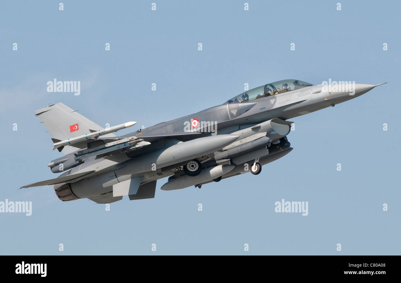 Eine türkische gebaut f-16 im Flug auf der Luftfahrtausstellung Izmir in der Türkei. Stockfoto