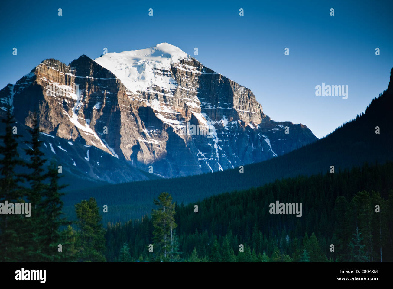 Mount Temple, in der Nähe von Moraine Lake, in den kanadischen Rocky Mountains Stockfoto