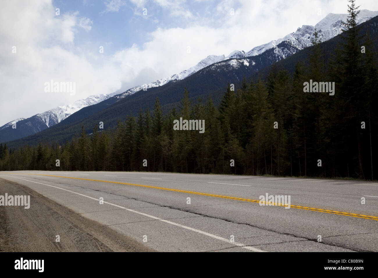 Abstrakte Weitwinkel Farbfoto von der Autobahn, die Wälder und die Rocky Mountains in British Columbia, Kanada. Stockfoto