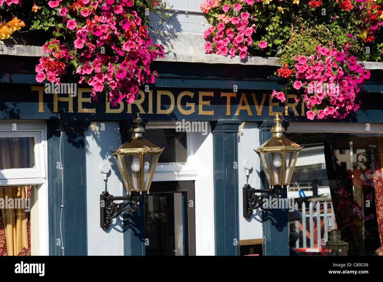 traditionelle Gastwirtschaft der Brücke-Taverne im alten Portsmouth England uk Stockfoto