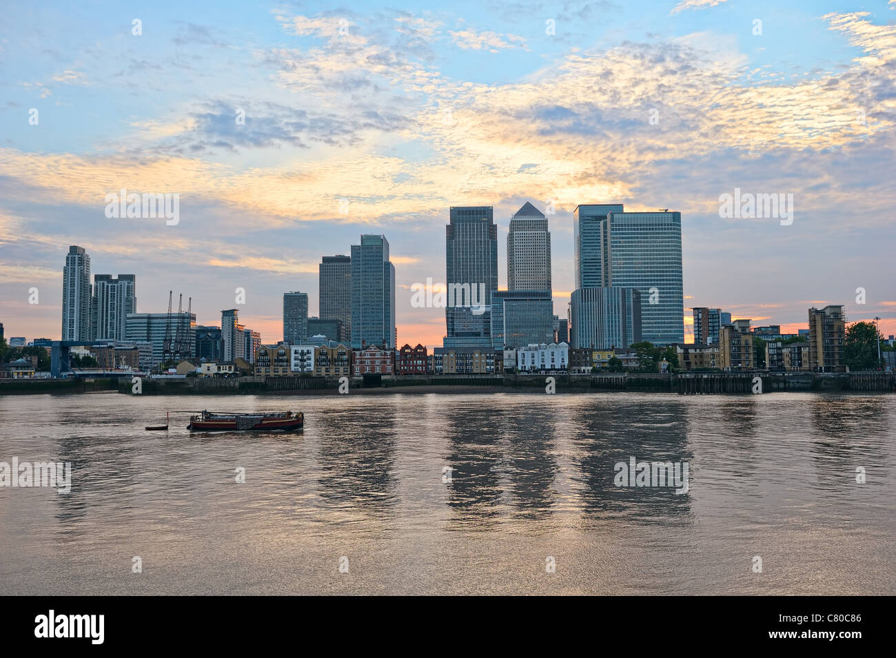 Canary Wharf bei Sonnenuntergang, Blick über den Fluss Themse aus dem Osten, London, England, UK, Europa Stockfoto