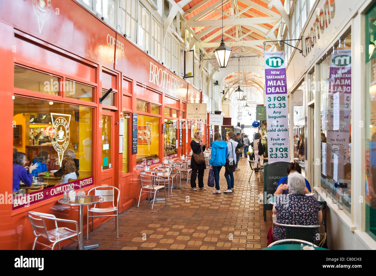 Cafés und Stände in der Markthalle, Oxford, Oxfordshire, England, UK Stockfoto
