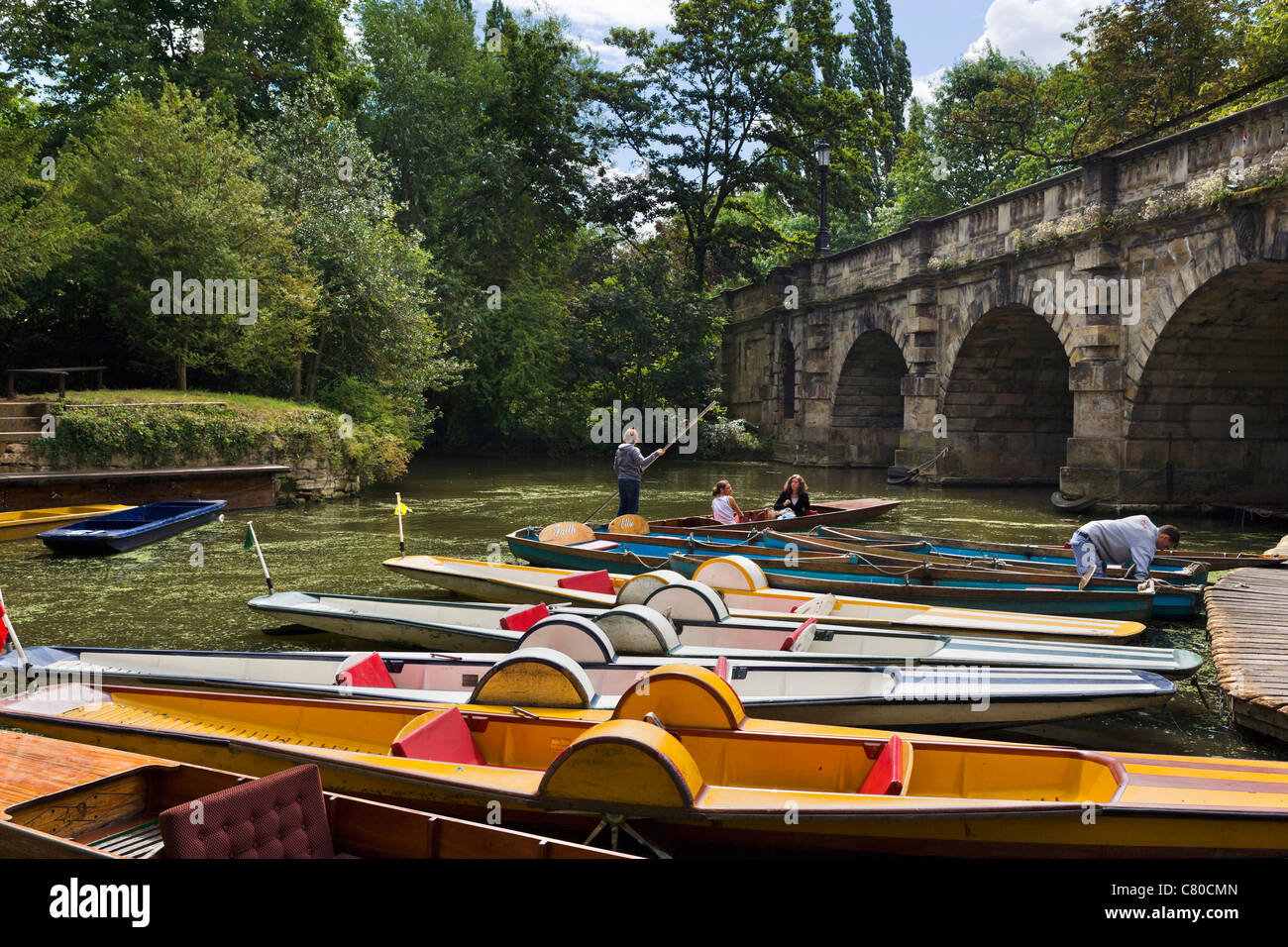 Flache am Fluss Cherwell unter Magdalen Bridge, Oxford, Oxfordshire, England, UK Stockfoto