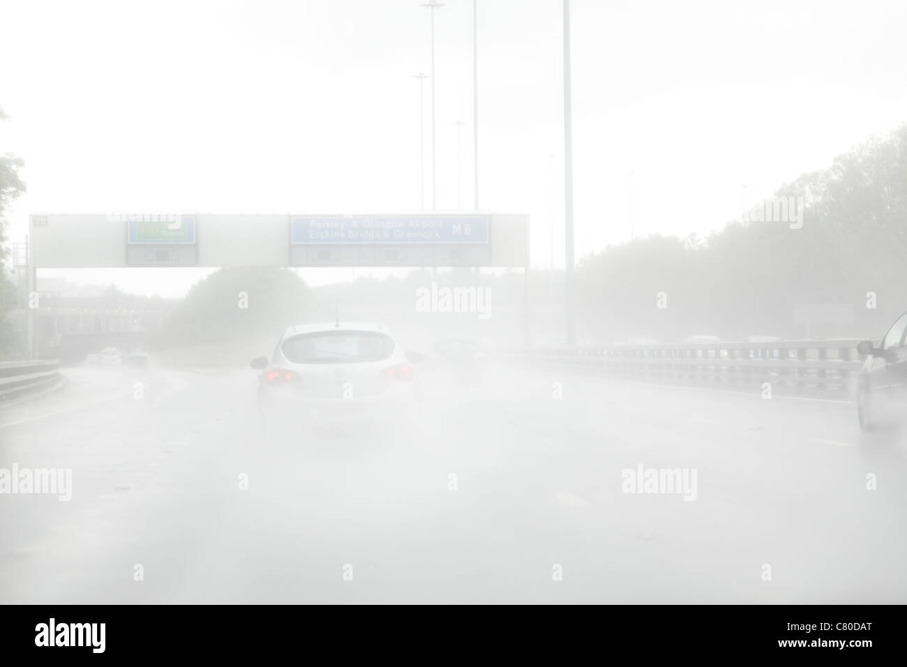 Regen und Gischt verursacht schlechten Sichtverhältnissen auf einer Autobahn, UK Stockfoto