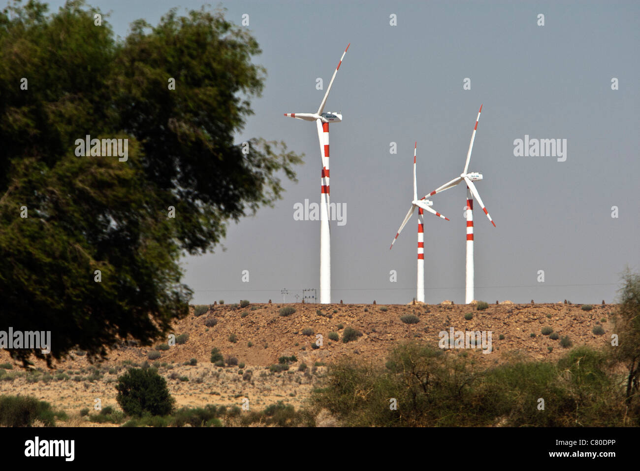 Windkraftanlagen in der Nähe von Khuri Rajasthan Indien Stockfoto