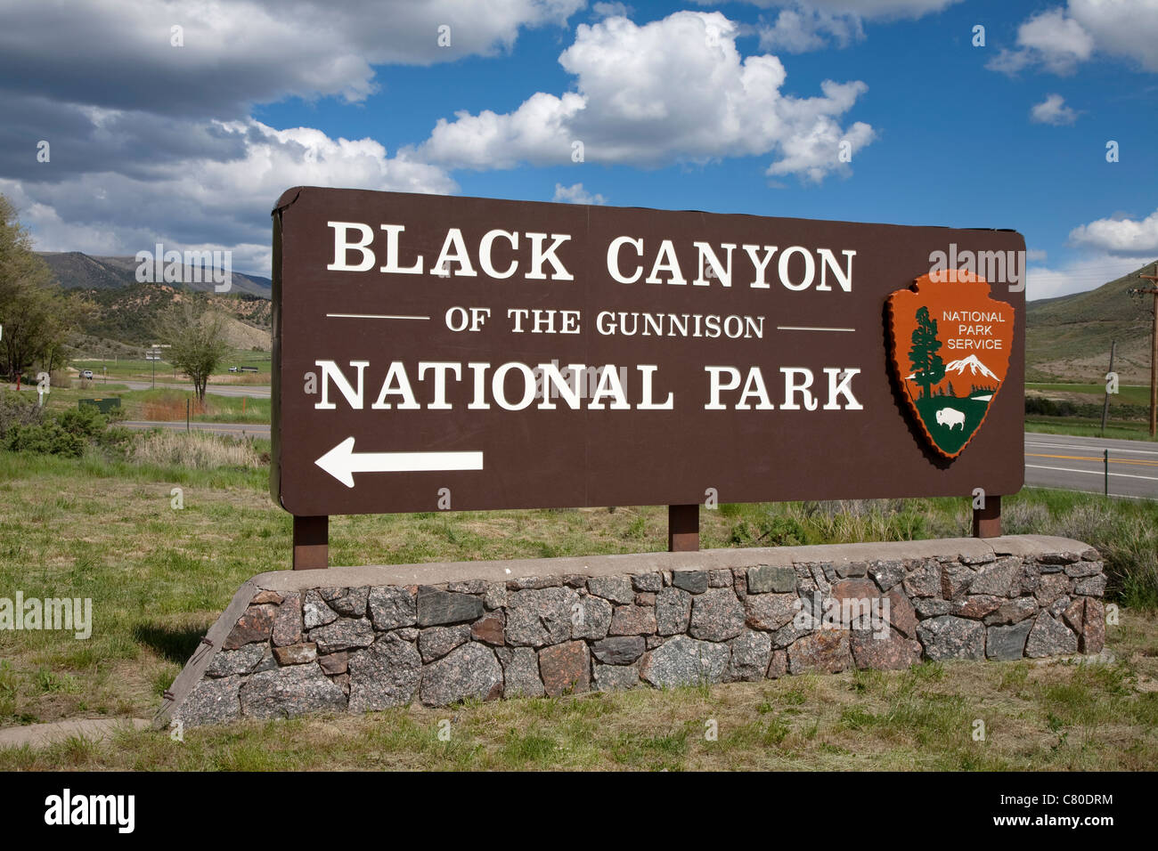 Willkommens-Schild am Eingang zu den Black Canyon des Gunnison National Park in der Nähe von Montrose, Colorado USA an einem sonnigen Sommertag Stockfoto