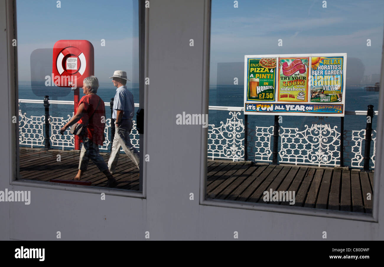 Paar Senioren genießen Sie die Sonne in Brighton, UK Stockfoto