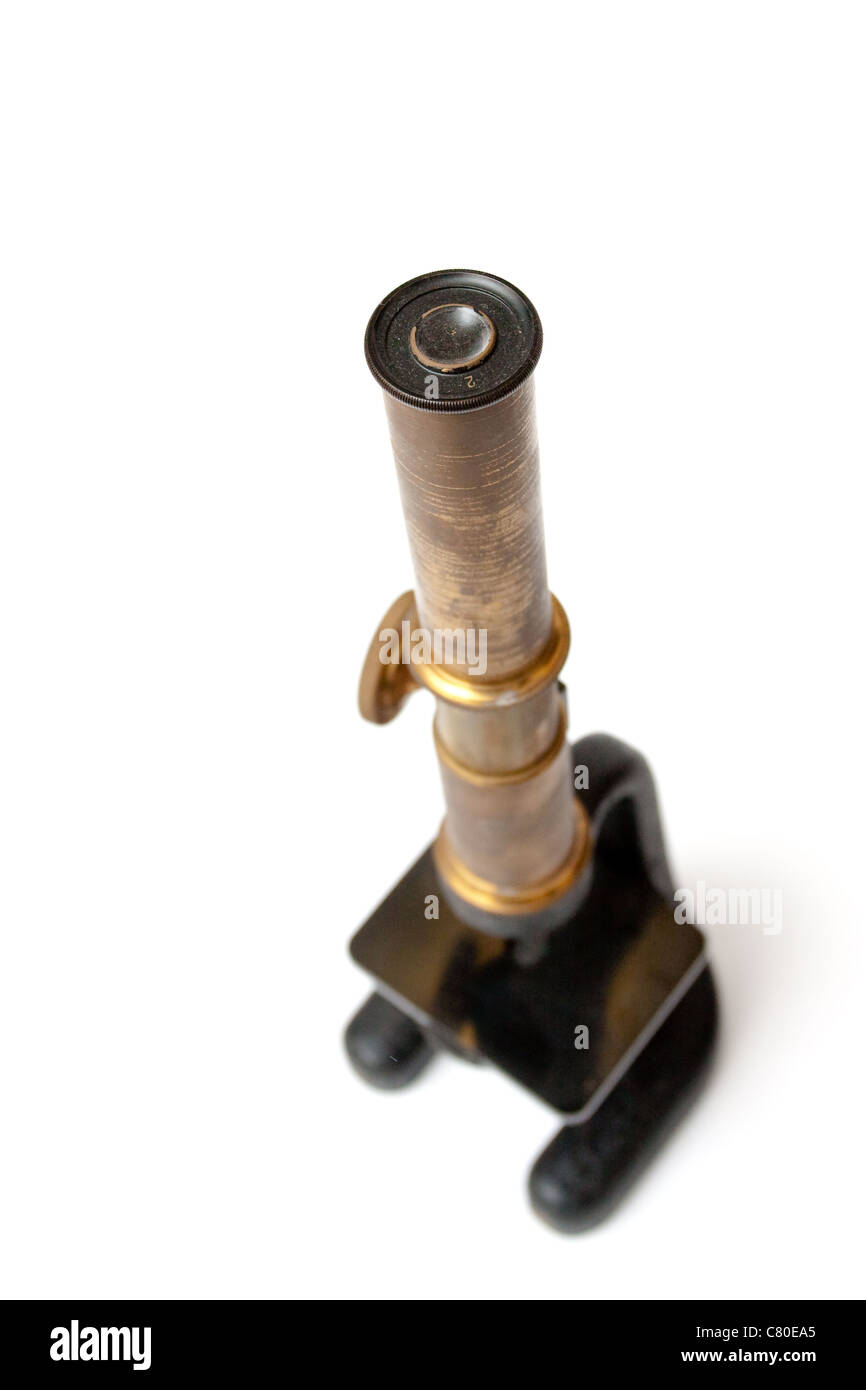 Ein antikes Monokular-Mikroskop ausgeschnitten.  Fokus liegt auf Okular mit Rest unscharf. Stockfoto