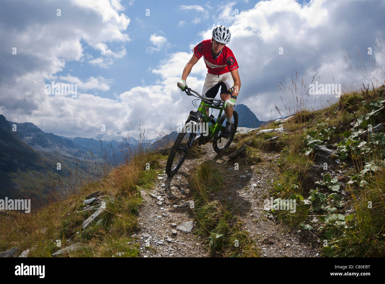 Ein Mountainbiker fährt eine Spur in den französischen Alpen in der Nähe von Les Arcs. Stockfoto