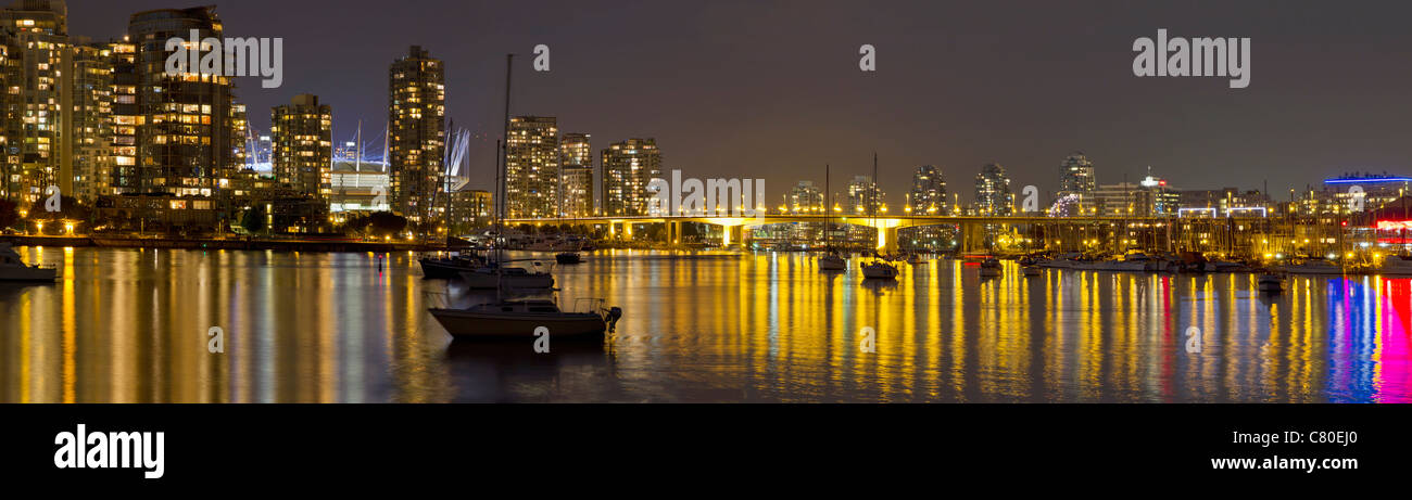Skyline von Vancouver BC und Cambie Bridge bei Nacht Panorama Stockfoto