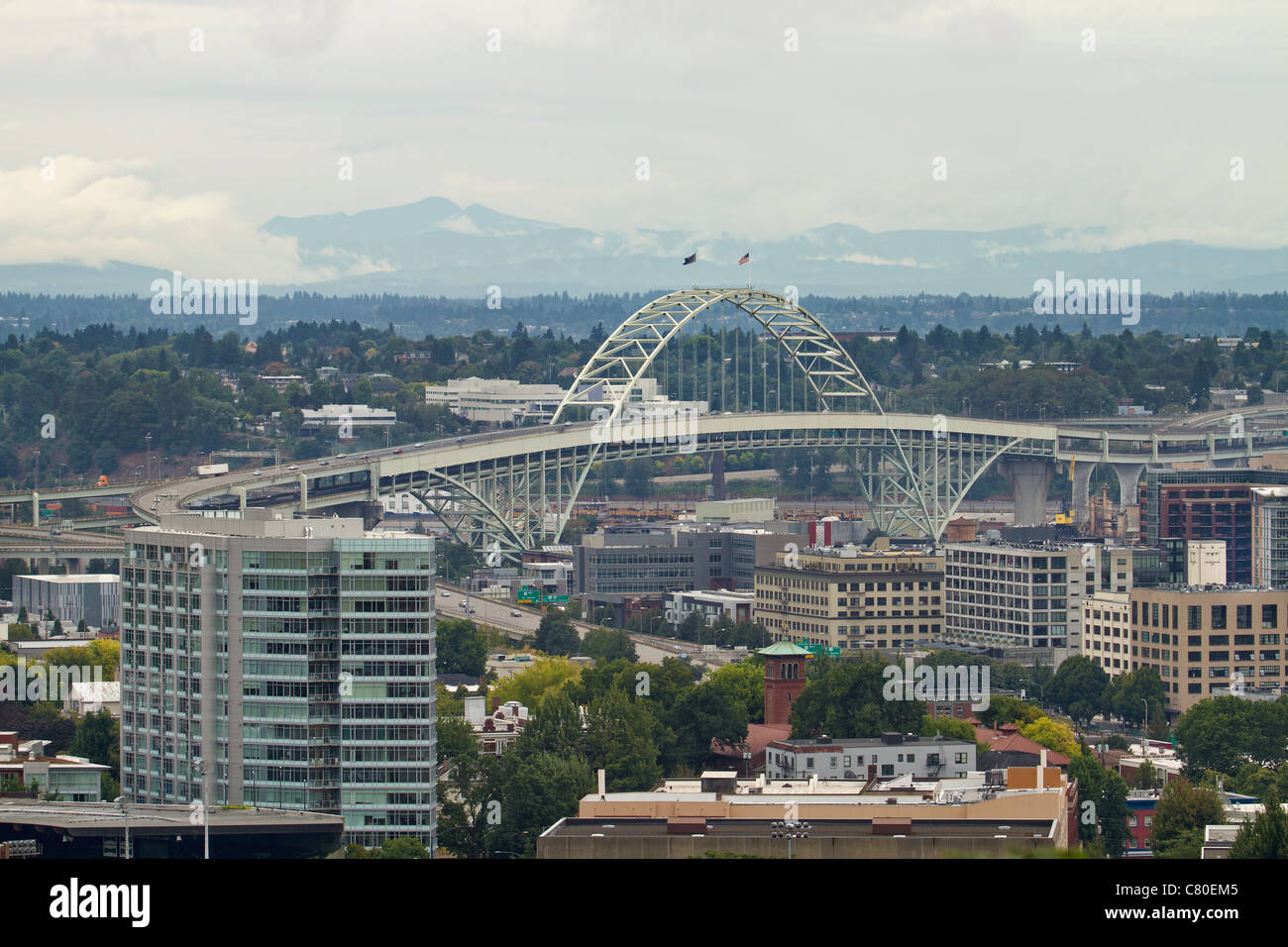 Fremont Bridge über den Willamette River und Industriegebiet in Portland, Oregon Stockfoto