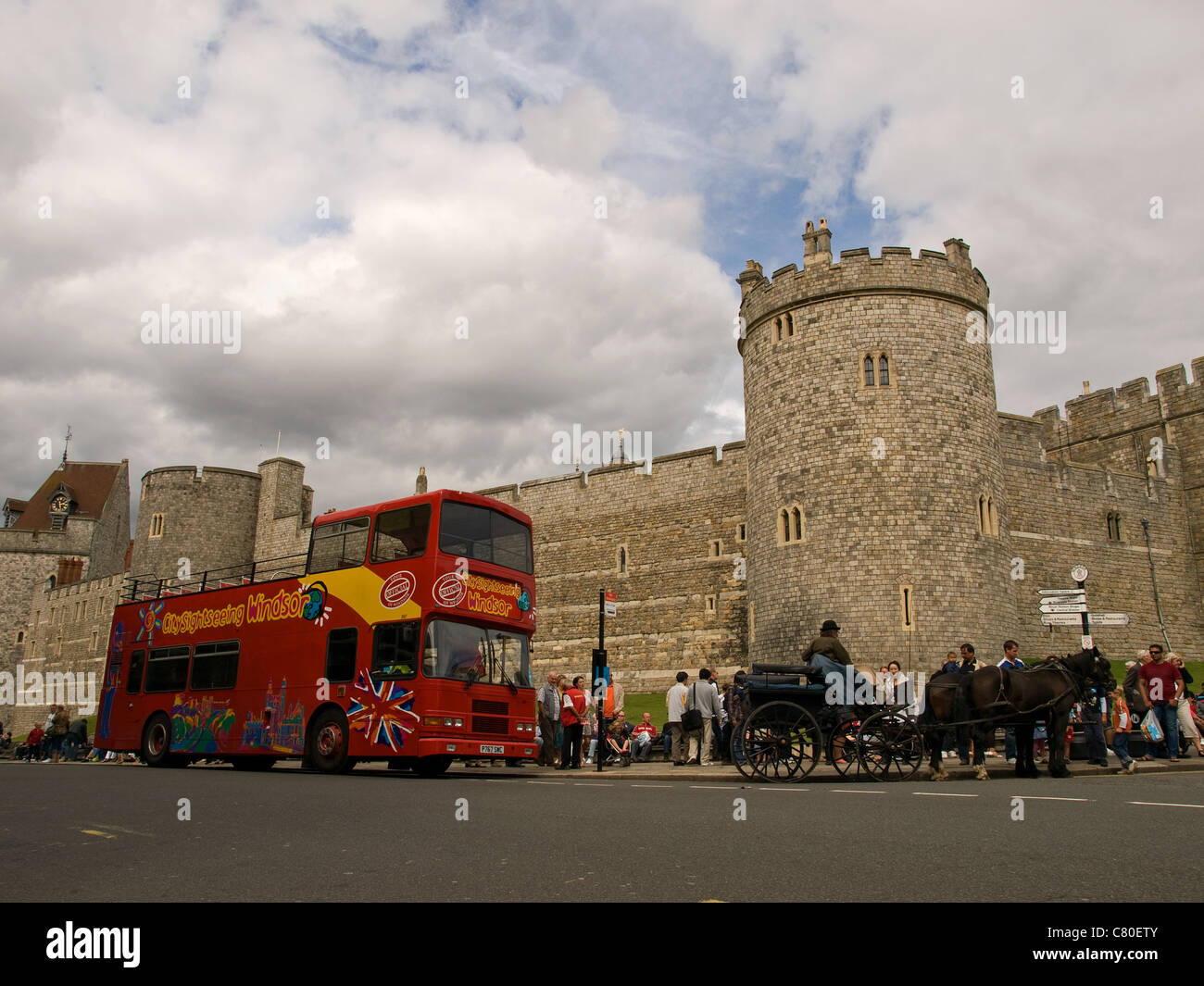 Tour-Bus und Pferd und Wagen neben der Salisbury Tower of Windsor Castle Berkshire England UK Stockfoto