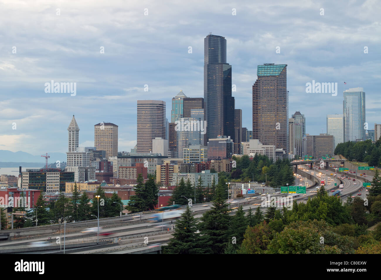 Seattle Washington Skyline der Innenstadt an einem bewölkten Tag Stockfoto
