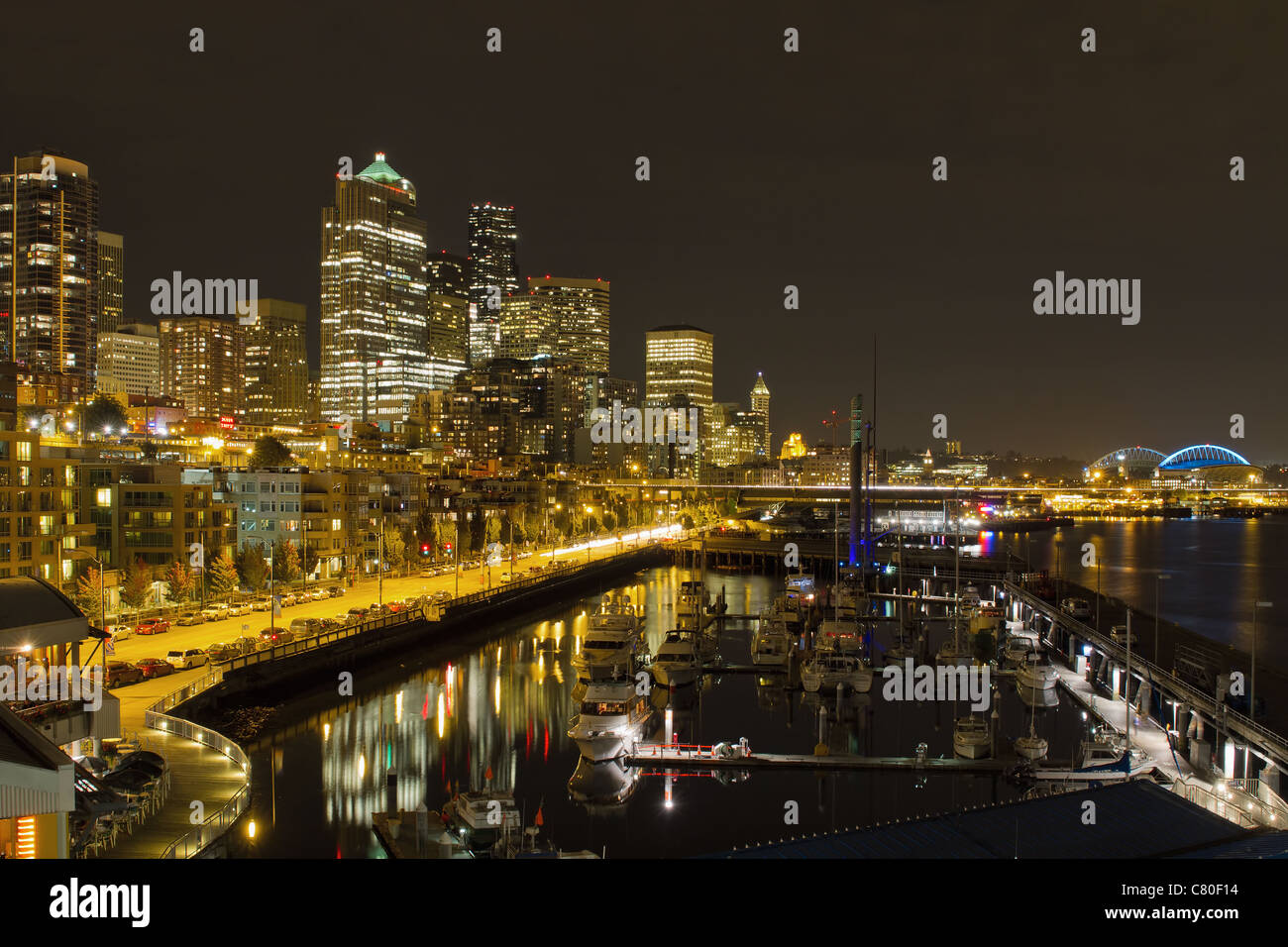 Seattle Washington Downtown Waterfront Skyline bei Nacht Reflexion Stockfoto