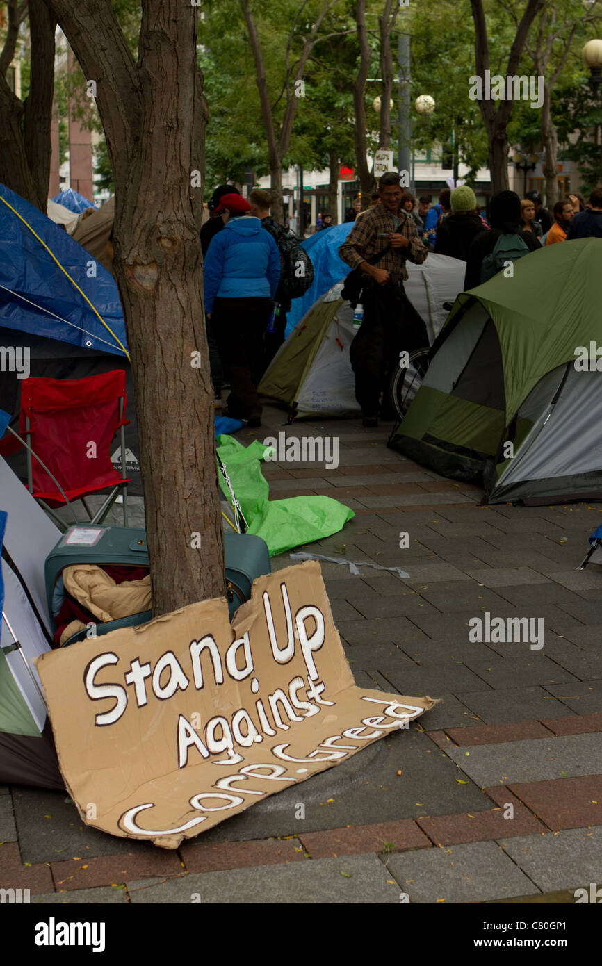 Ein Protest Zeichen sitzt vor Zelten an der Protestkundgebung besetzen Seattle. Stockfoto