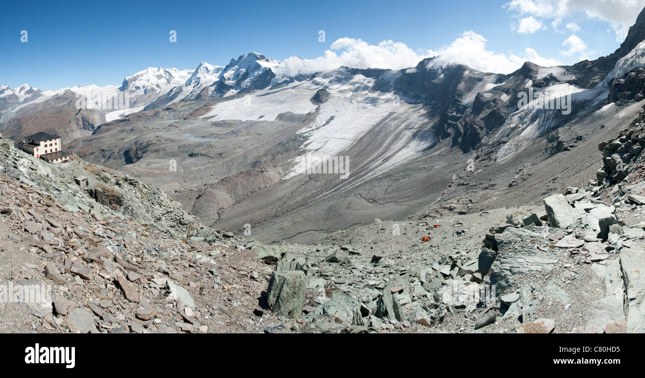 Ein Panorama der Hörnlihütte, das "Basecamp" für Kletterer Matterhorn in den Schweizer Alpen. Stockfoto