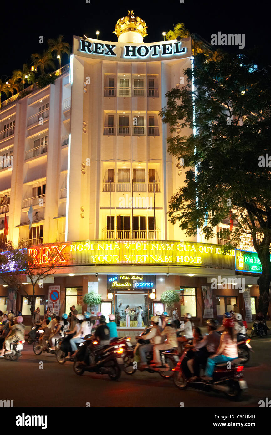Vietnam, Hochiminville, das Rex Hotel bei Nacht Stockfoto