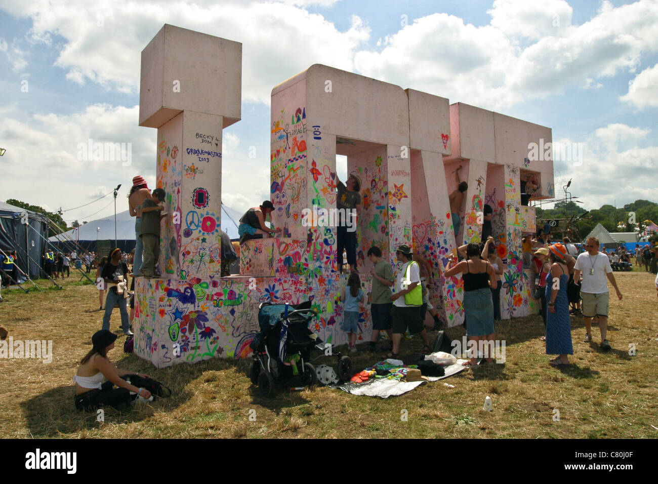 Liebe Zeichen Skulptur beim Glastonbury Festival 2003, Somerset, England, Vereinigtes Königreich. Stockfoto