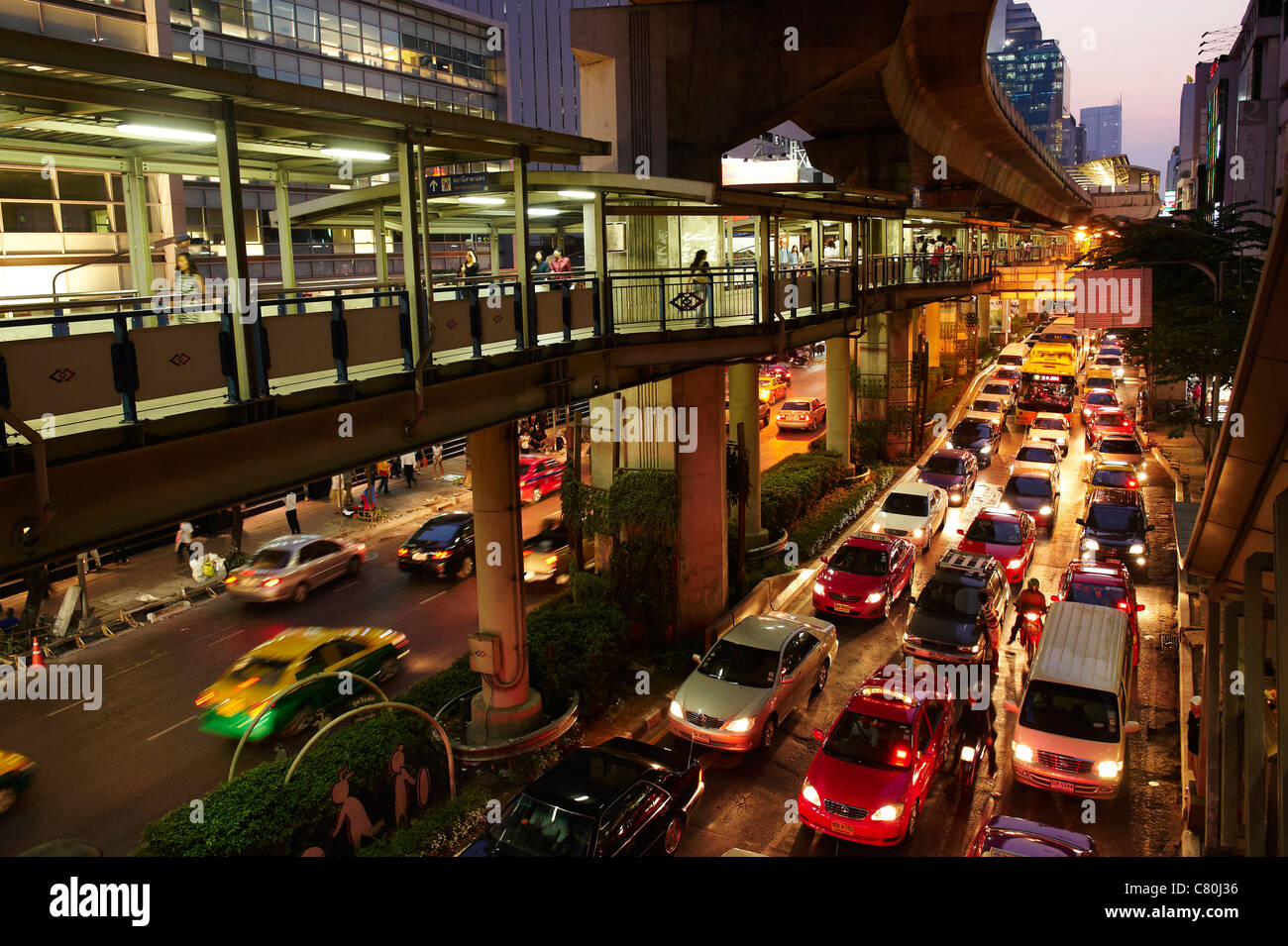 Thailand, Bangkok, Verkehr auf Sala Daeng in der Nacht Stockfoto