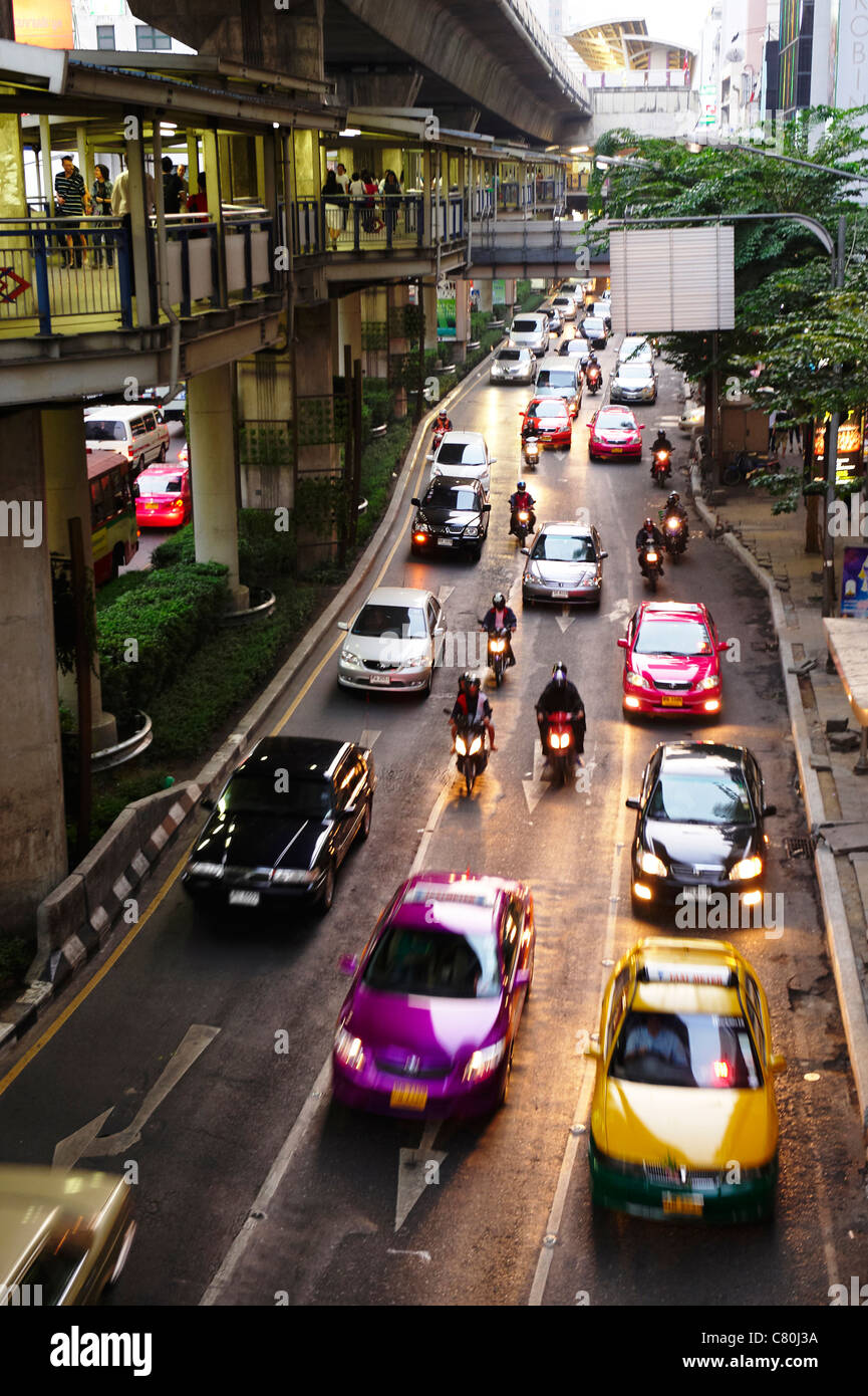 Thailand, Bangkok, Verkehr auf Sala Daeng in der Nacht Stockfoto