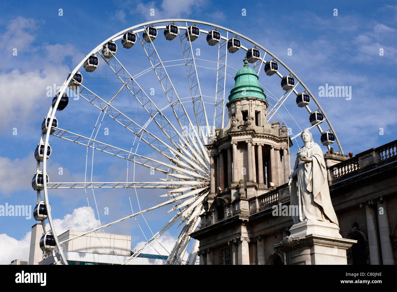 Nordirland, Belfast, das Rathaus und das Riesenrad Stockfoto