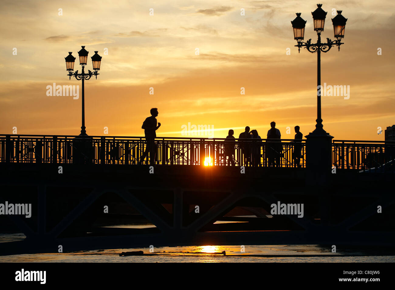 Frankreich, Toulouse, Fluss Garonne, Pont St. Pierre Bridge bei Sonnenuntergang Stockfoto