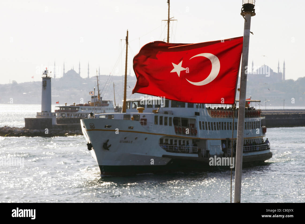 Türkei, Istanbul, Bosporus, türkische Flagge Stockfoto