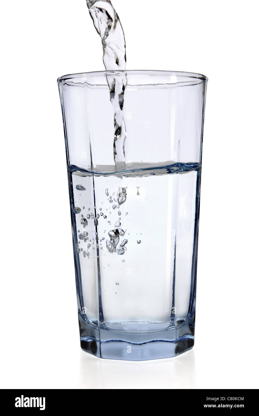 Wasser trinken Glas isoliert auf weißem Hintergrund in Gießen Stockfoto