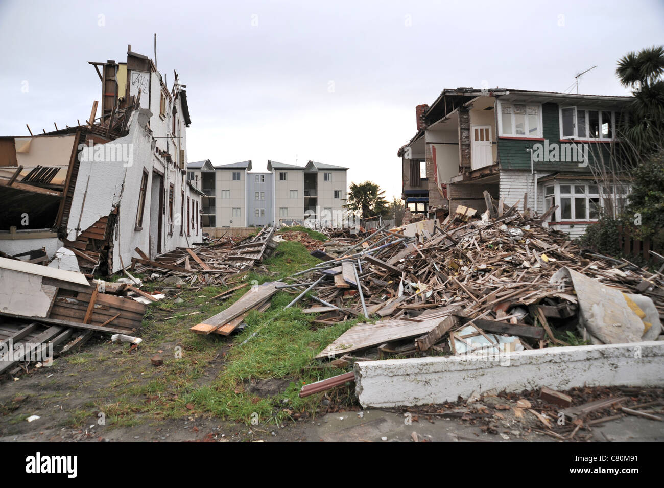 Während einige Gebäude wurden völlig zerstört blieben andere nahe durch scheinbar intakt. Stockfoto
