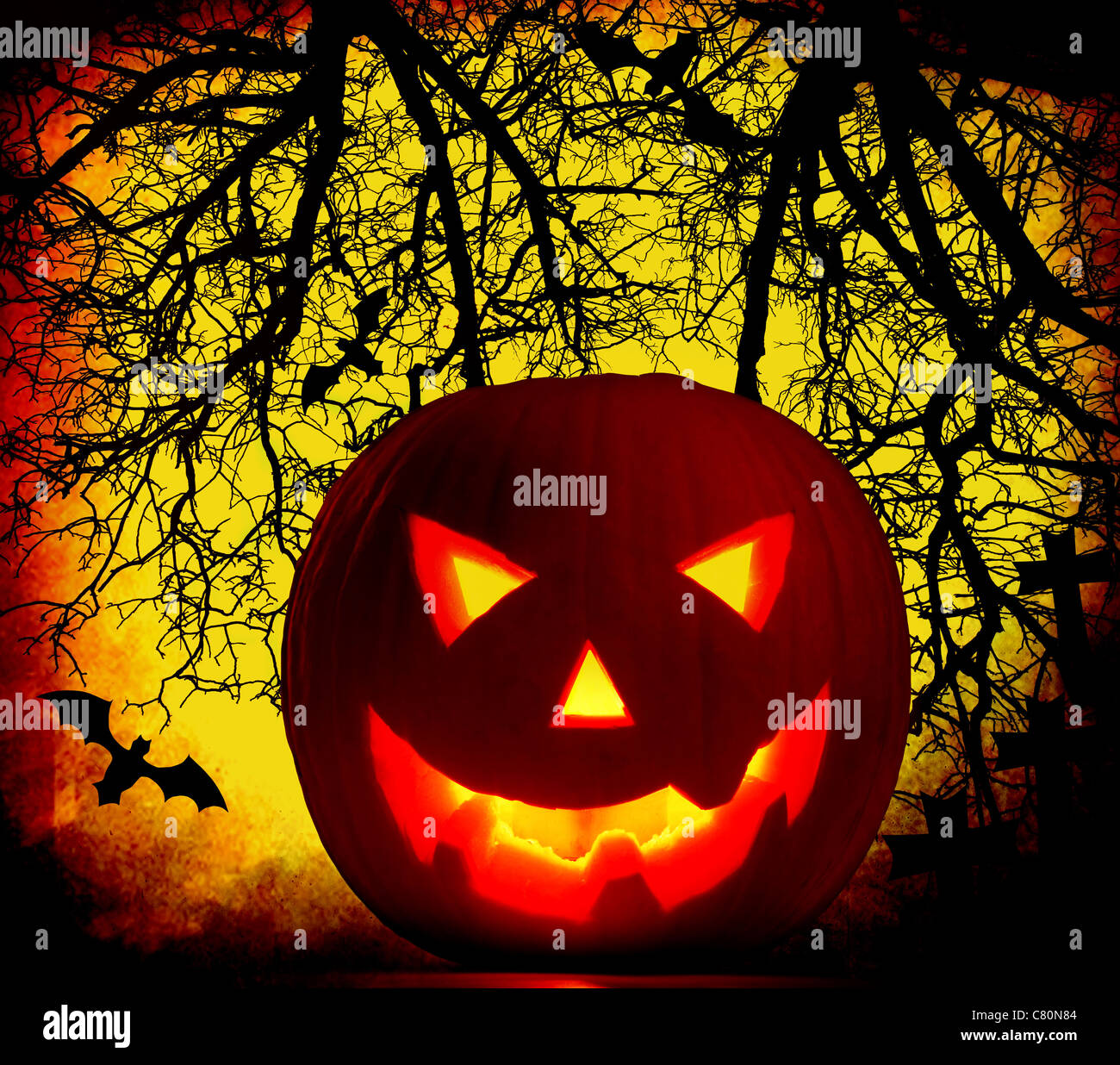 Halloween Kürbis-Hintergrund mit glühenden Jack-o-Laterne nachts Friedhof in den dunklen Wald Stockfoto