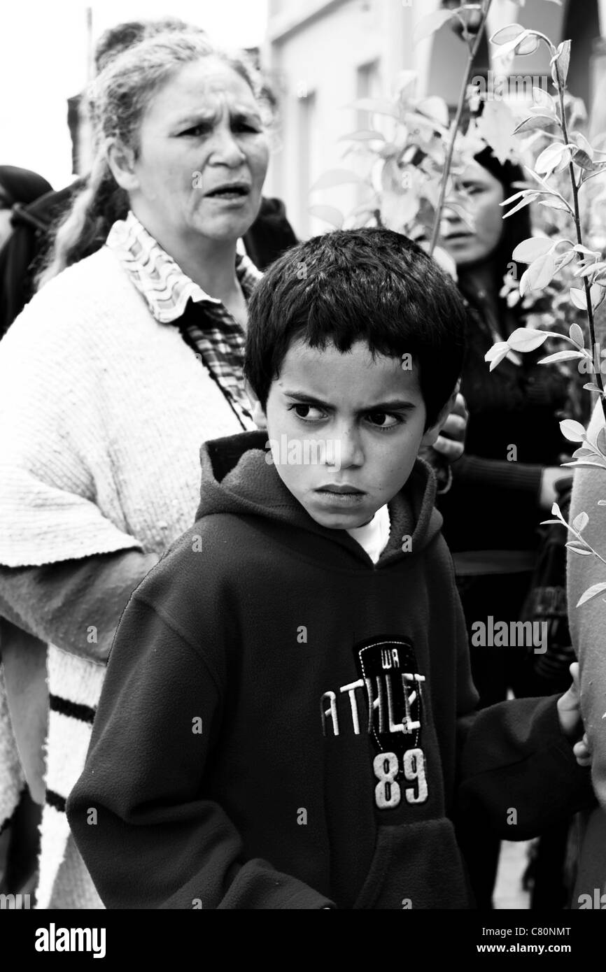 Kind auf der Straße. Moniquirá, Boyacá, Kolumbien, Südamerika Stockfoto