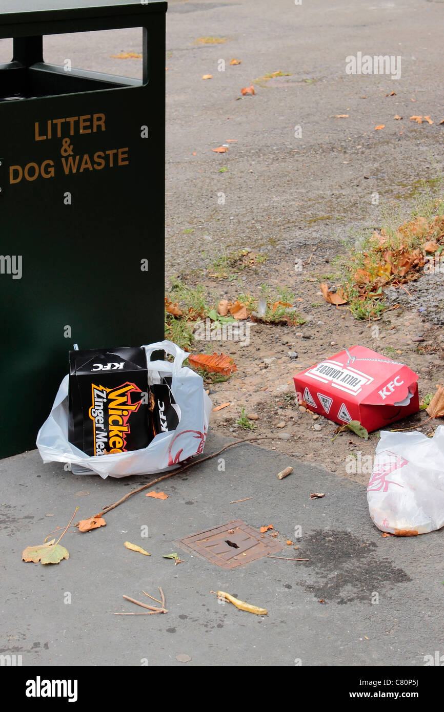 KFC-Verpackung verworfen achtlos neben einem Abfallbehälter Stockfoto