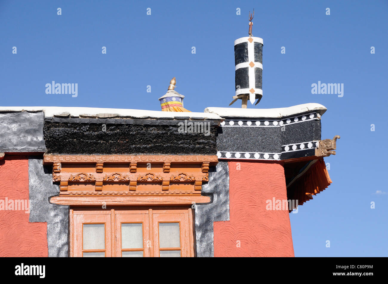 Dhvajas, Sieg-Banner, auf dem Dach des Thikse Gompa, Kloster, Tikse, Tiksey, Thikse, Thiksay. Leh, Ladakh Stockfoto