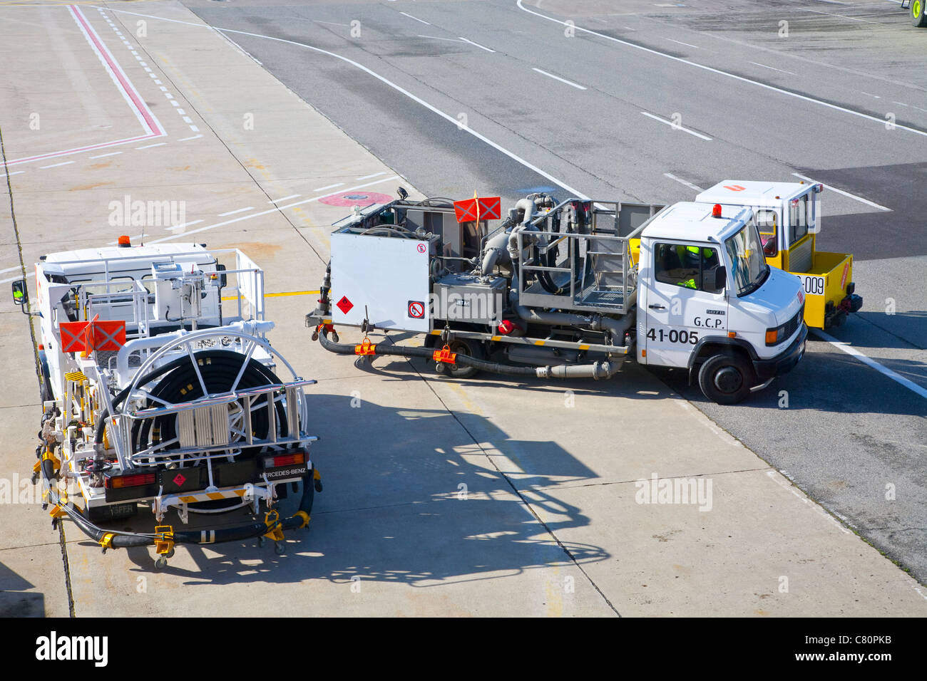 Flugzeugbetankung Fahrzeuge Stockfoto