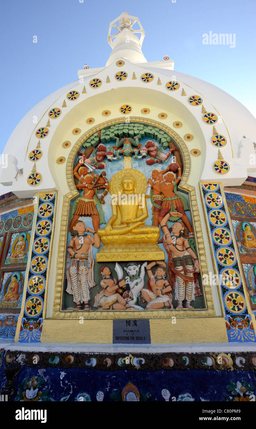 Ein Relief Panel Darstellung Buddhas Niederlage der Teufel auf den Shanti Stupa. Shanti Stupa ist eine Friedens-stupa Stockfoto