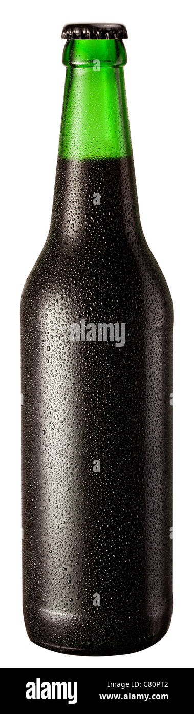 Flasche Schwarzbier mit Tropfen auf weißem Hintergrund. Die Datei enthält einen Pfad zu schneiden. Stockfoto