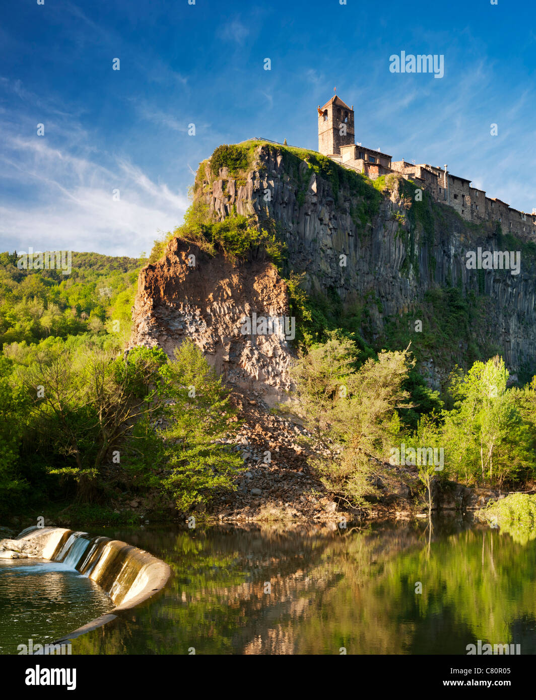 Die Stadt Castellfollit De La Roca, gebaut auf dicke säulenartige verbunden Lavaströme in der Garrotxa Volcanic Zone, Katalonien, Spanien Stockfoto