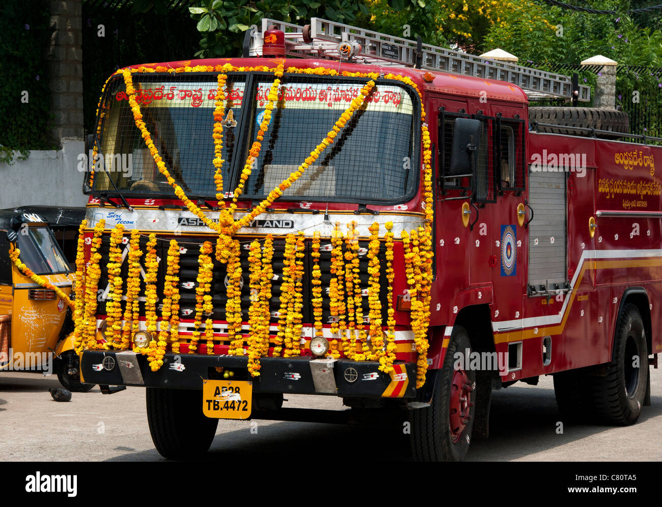 Indian Fire Engine in Blumengirlanden während der Hindu Festival der Dasara abgedeckt. Andhra Pradesh, Indien Stockfoto