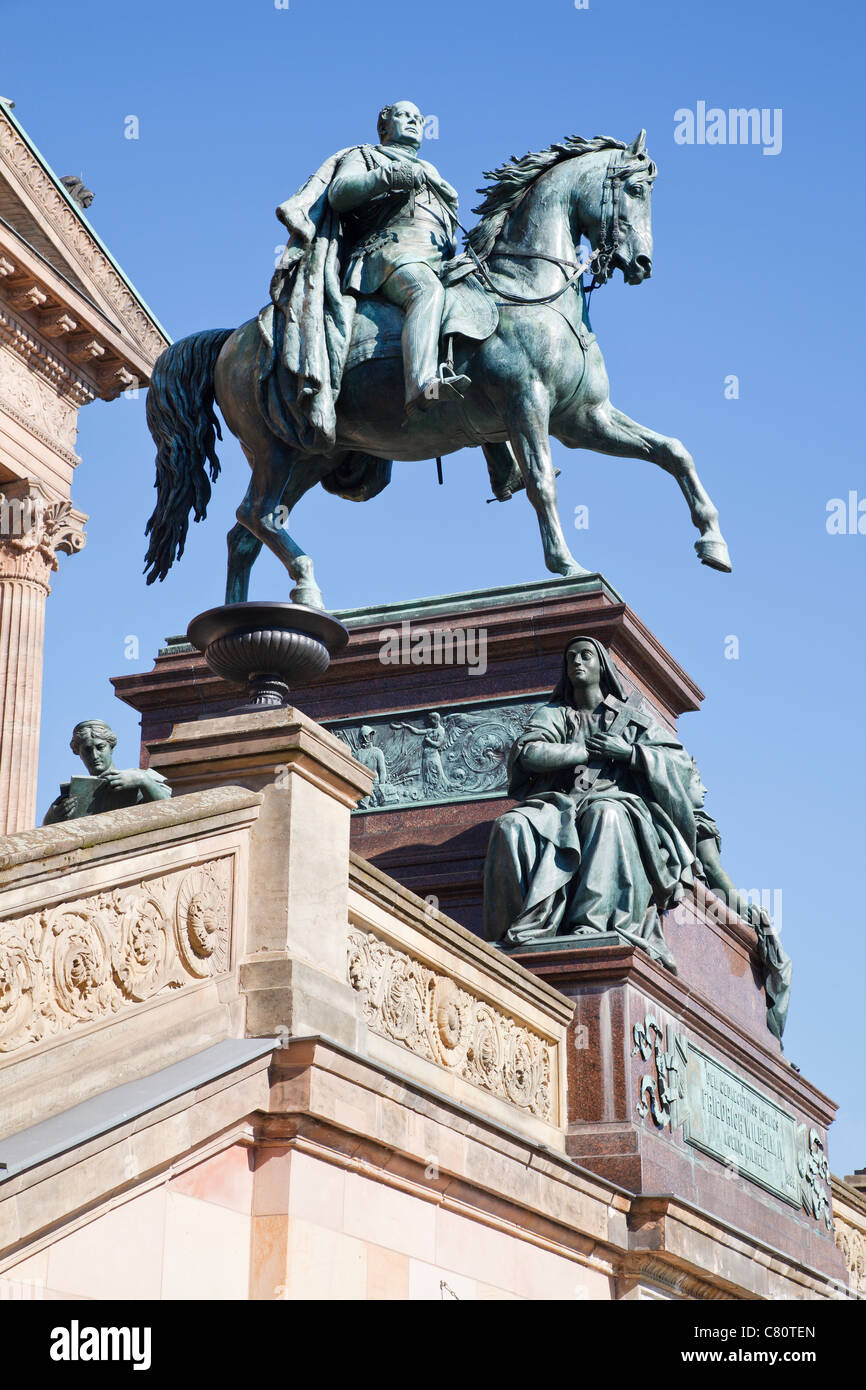Statue von Friedrich Wilhelm IV. vor der alten Nationalgalerie, Berlin, Deutschland Stockfoto