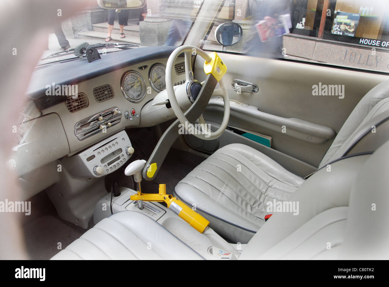 Lenkradschloss auf Nissan Figaro Stockfoto