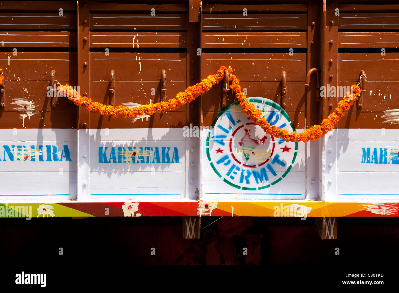 Indische Lastwagen in Blumengirlanden während der Hindu Festival der Dasara abgedeckt. Andhra Pradesh, Indien Stockfoto Indische Lastwagen in Blumengirlanden während der Hindu Festival der Dasara abgedeckt. Andhra Pradesh, Indien Stockfoto