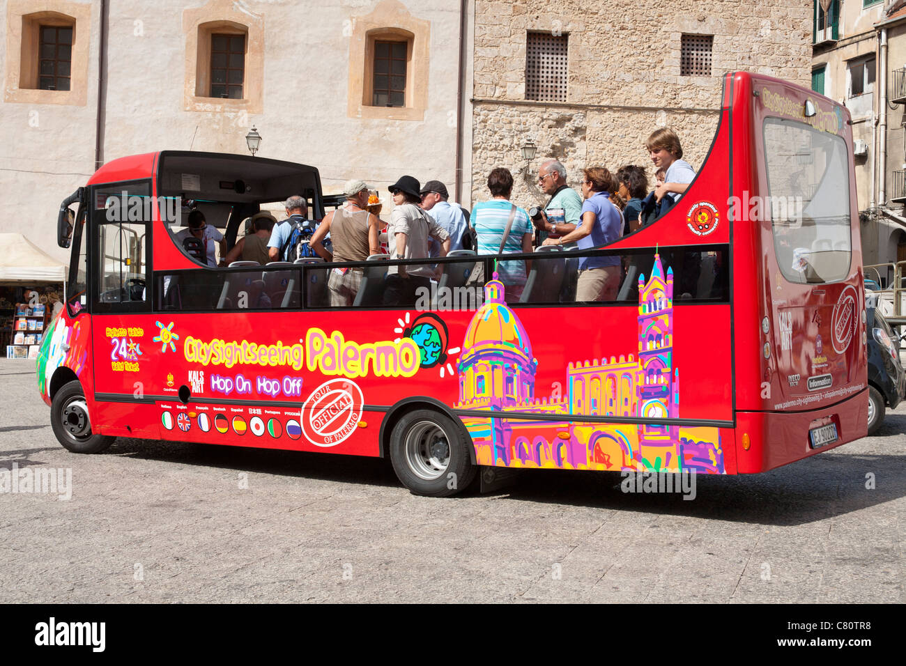 Touristen mit Palermo City Sightseeingbus, Monreale, in der Nähe von Palermo, Sizilien, Italien Stockfoto
