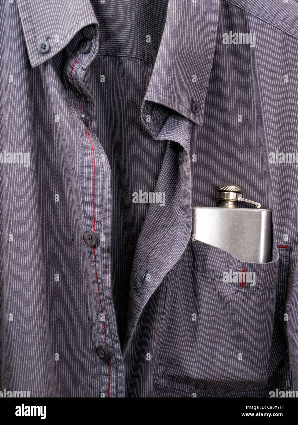 Konzeptuelle Ansicht des Alkoholismus präsentiert mit einem Flachmann in eine Hemdtasche. Stockfoto