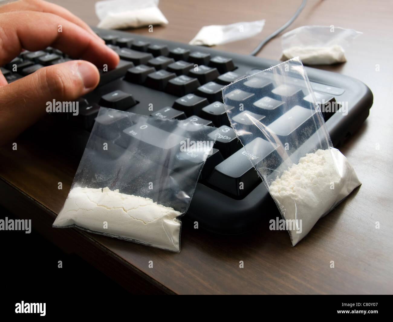 Konzeptuelle Ansicht über Drogenhandel über das Internet. Stockfoto
